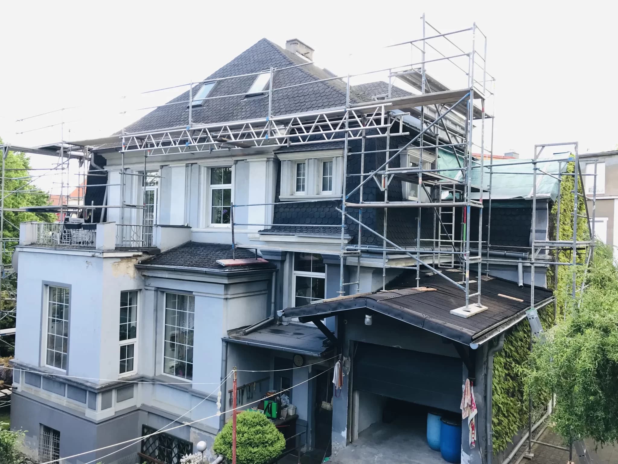 Fasádní lešení na bytovém domě